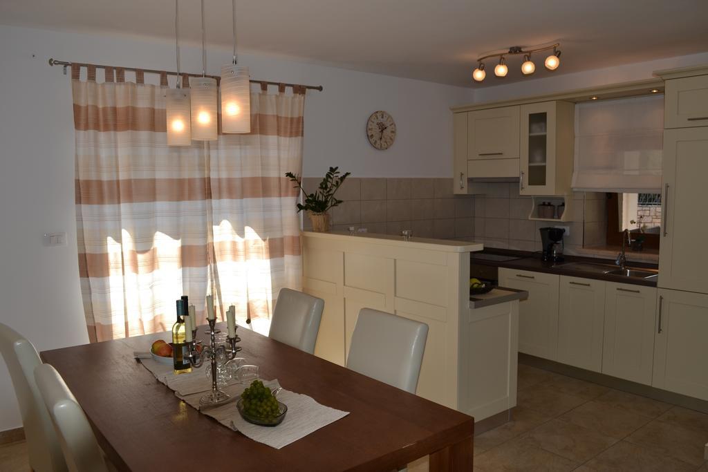Holiday Home Mate Tinjan Δωμάτιο φωτογραφία